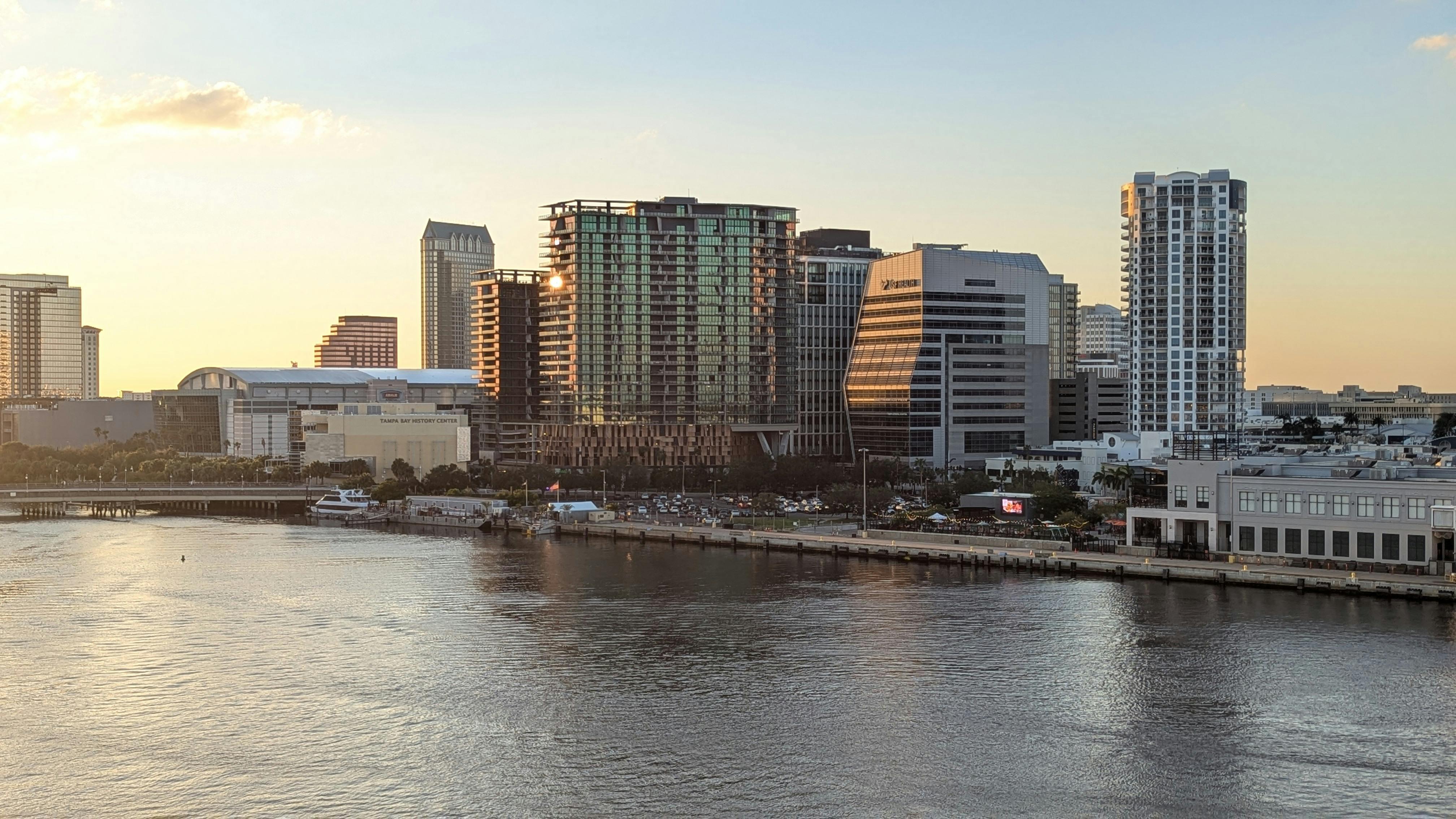 Doubletree By Hilton Tampa Rocky Point Waterfront Hotel
