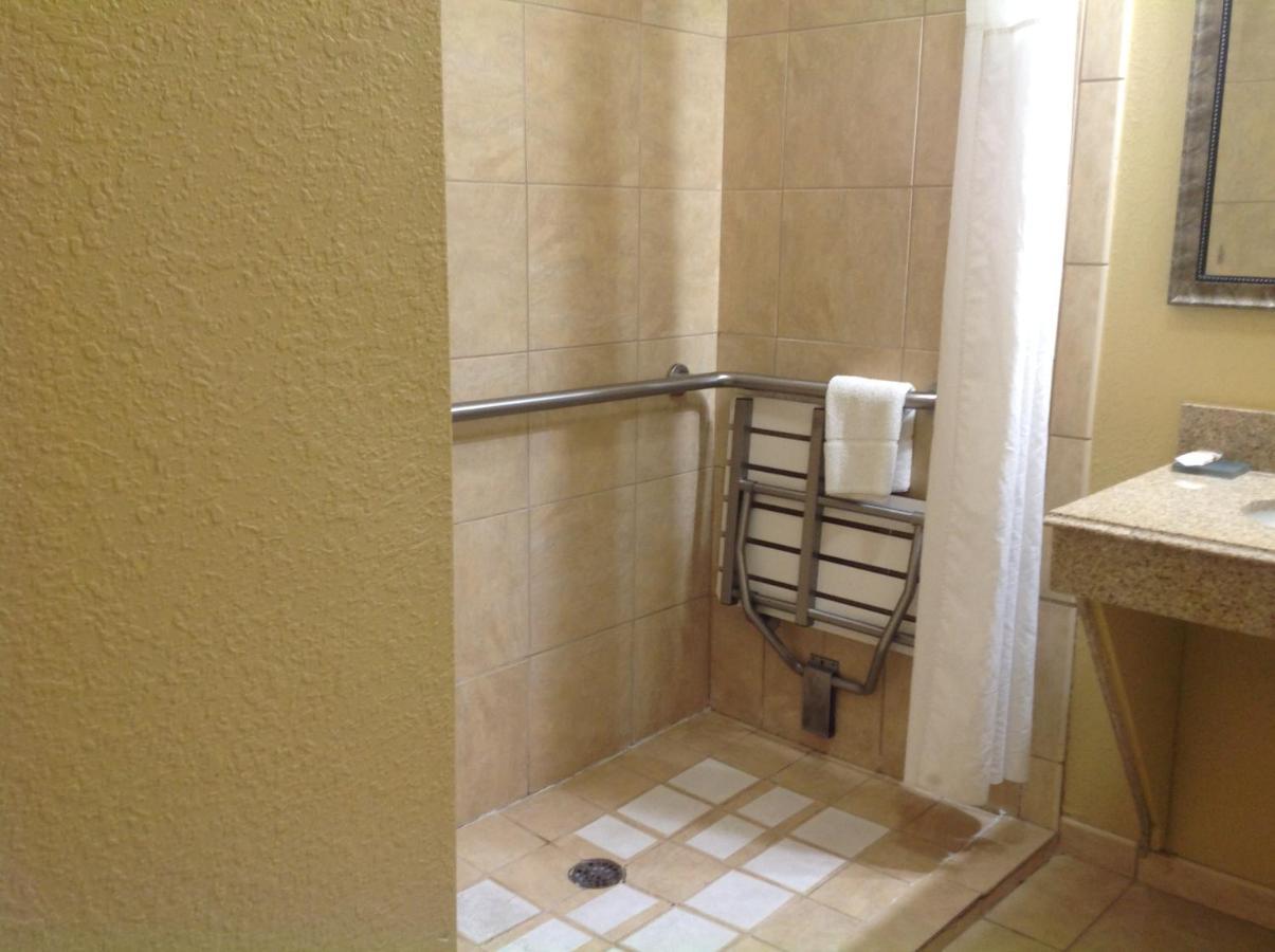 Deluxe King Room with Mobility/Hearing Impaired Access - Non-Smoking