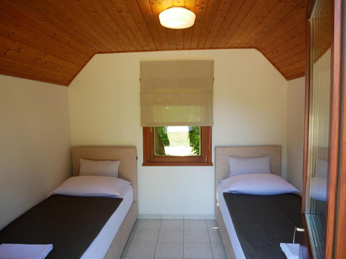 Bungalow met Tweepersoonskamer met 2 Aparte Bedden