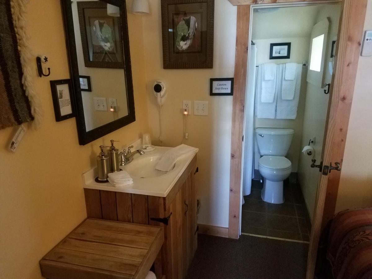 Room #7 - Two Queen Beds