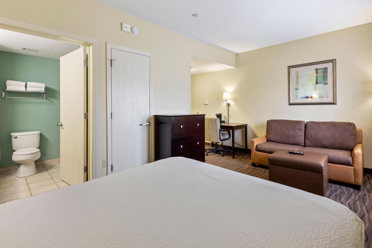 Deluxe Studio 1 Queen Bed Non-Smoking