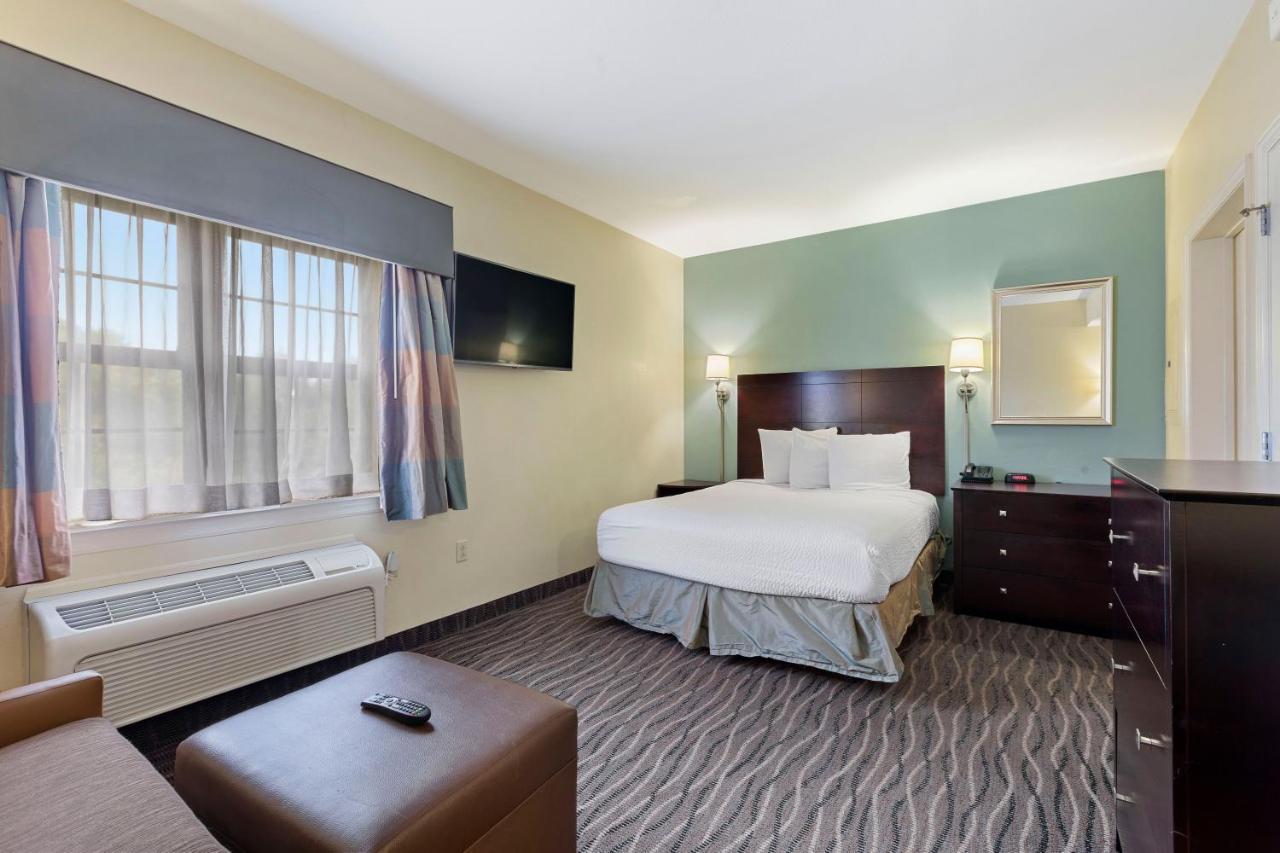 Deluxe Studio 1 Queen Bed Non-Smoking