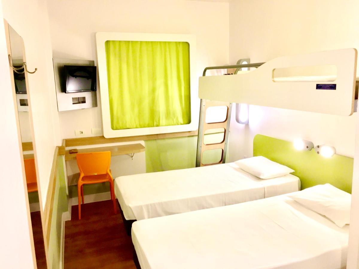Apartment with Three Single Beds