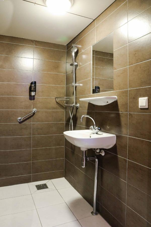Tweepersoonskamer met 2 Aparte Bedden en Eigen Badkamer