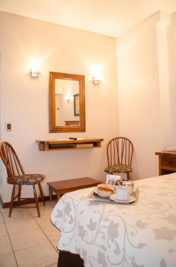 Quarto com Cama de Casal ou 2 de Solteiro