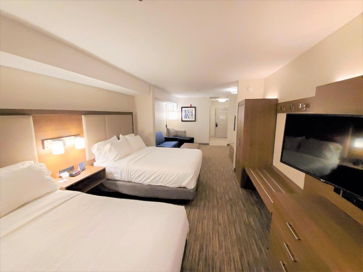 Standard Room with Two Queen Beds