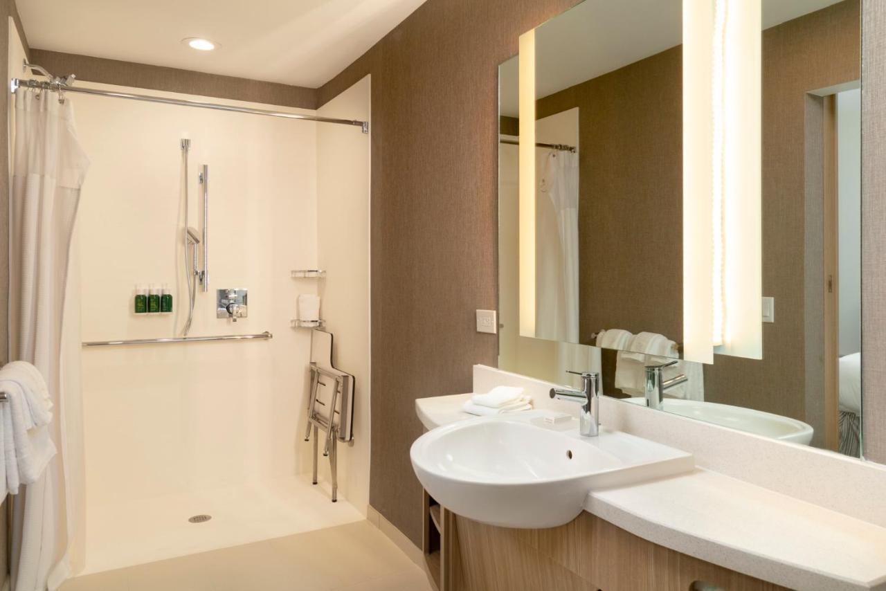 Queen Suite with Two Queen Beds, Bathtub and Trundle Sofa - Mobility Access