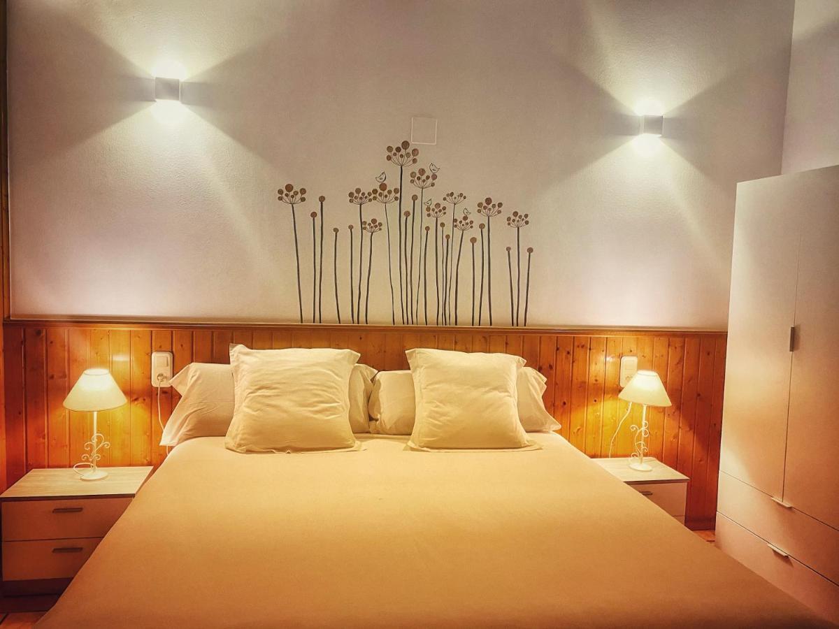 Habitación con cama extragrande.