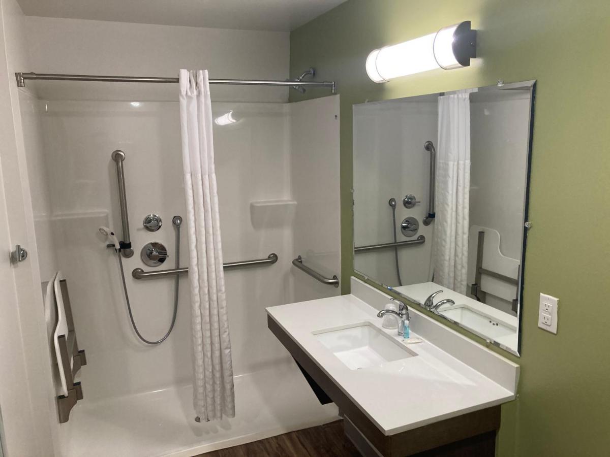 Queen Room Roll Shower Disability Access or Non-Smoking