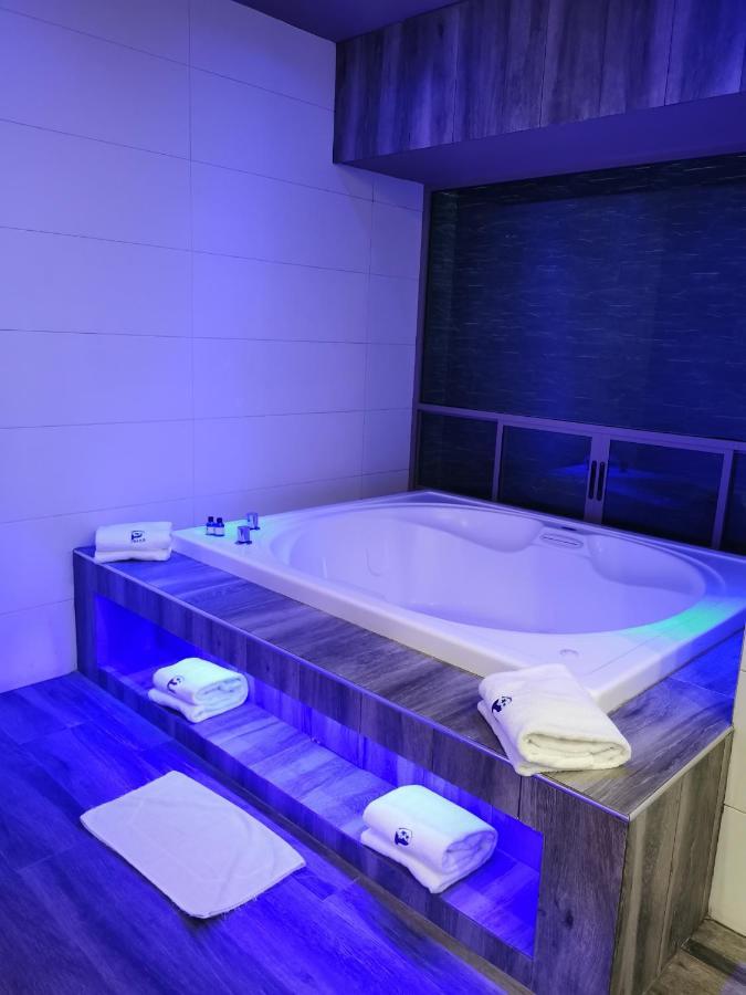 Deluxe Suite Spa Bath