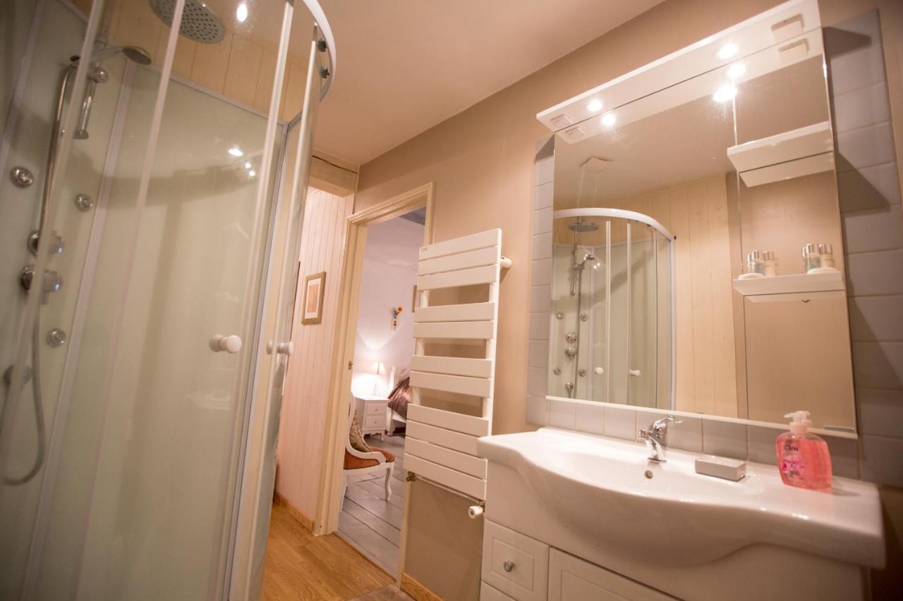 Deluxe Double Room Shower