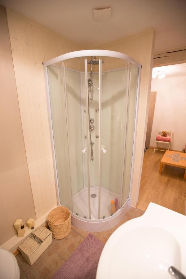 Deluxe Double Room Shower