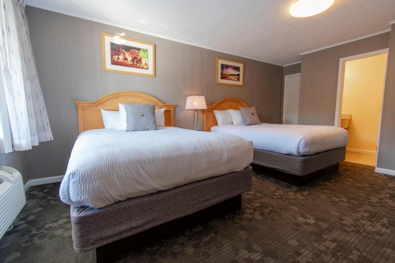 Queen Room with Two Queen Beds - Lakeside