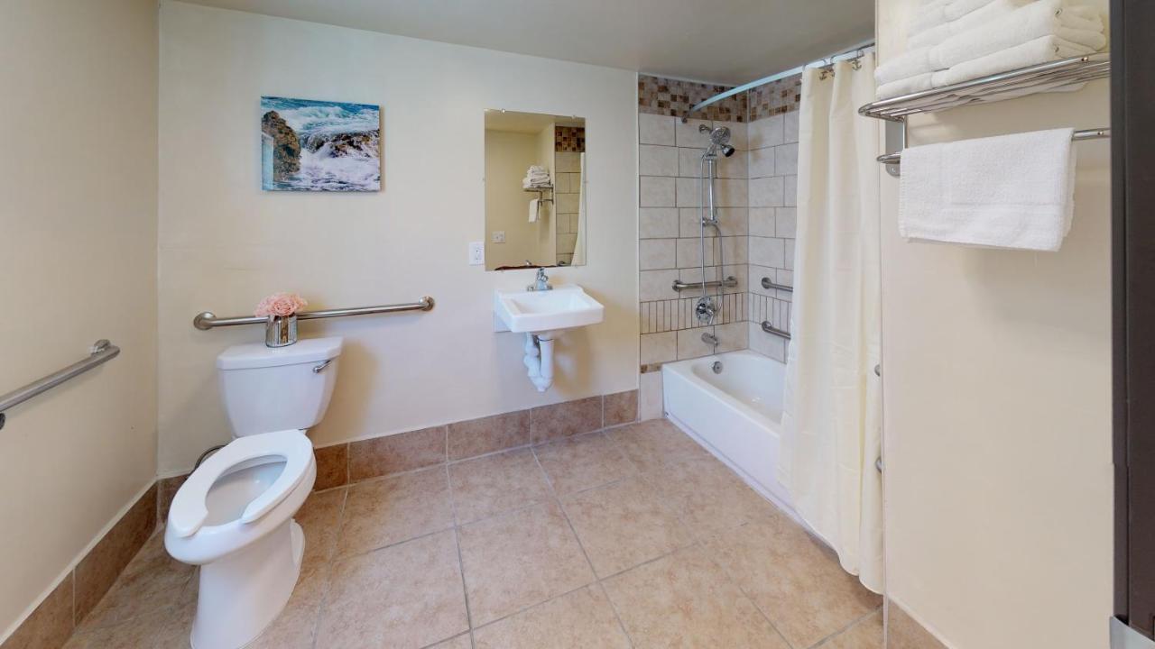 Deluxe Double Room Bath,1043576011:JPEG