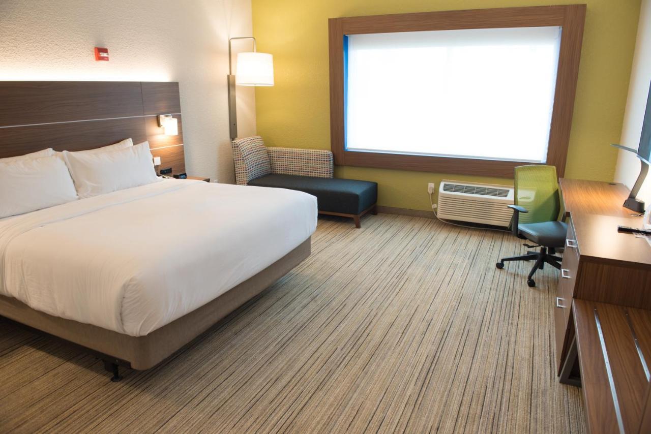 Standard King Room with Mobility Accessible Tub