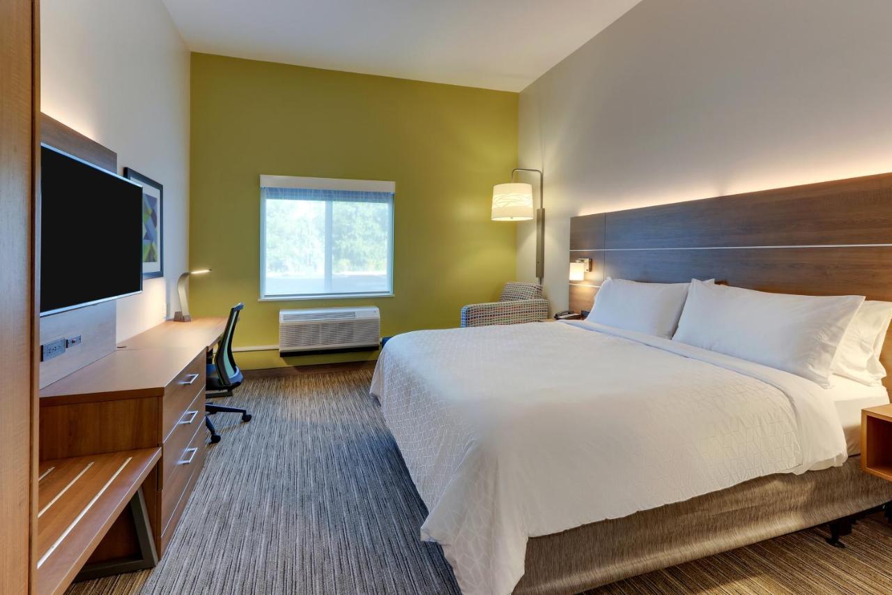 King Room with Hearing Accessible Roll In Shower - Non-Smoking