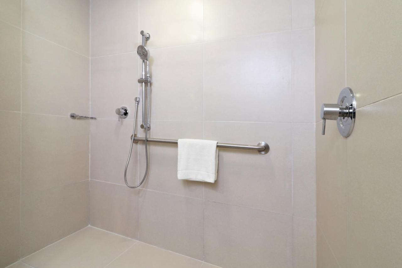Standard King Room Mobility Accessible,1602371456:JPEG