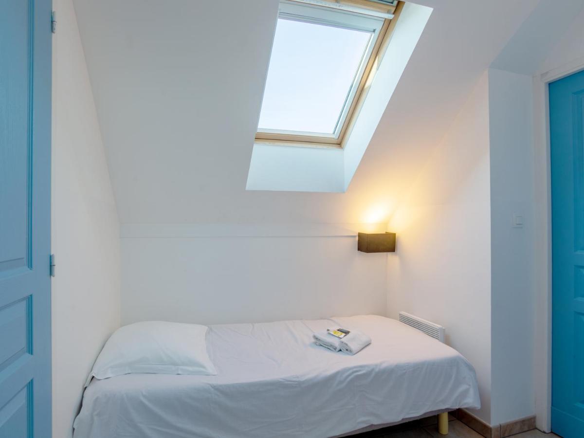 One-Bedroom Apartment Balcony,1075533982:JPEG