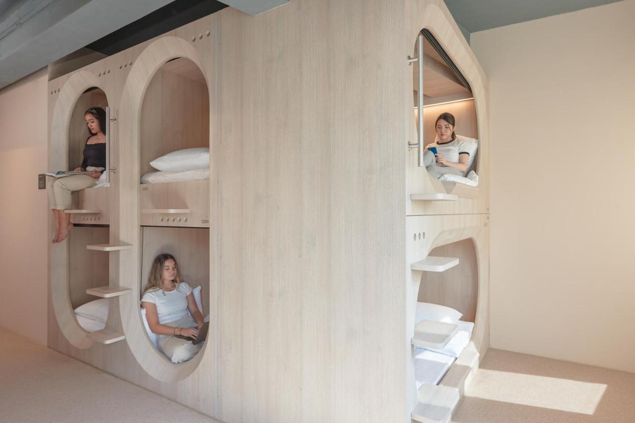 Single Capsule in a 10-Capsule Female-Only Room (1)