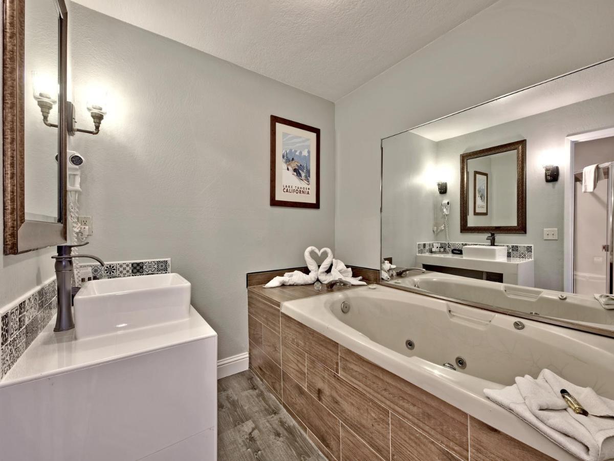 Deluxe King Suite Spa Bath