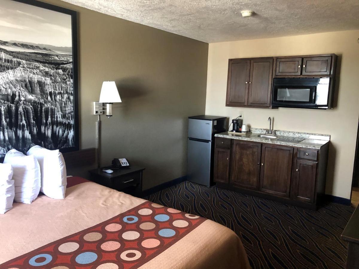 Deluxe Queen Room with Kitchenette - Non-Smoking
