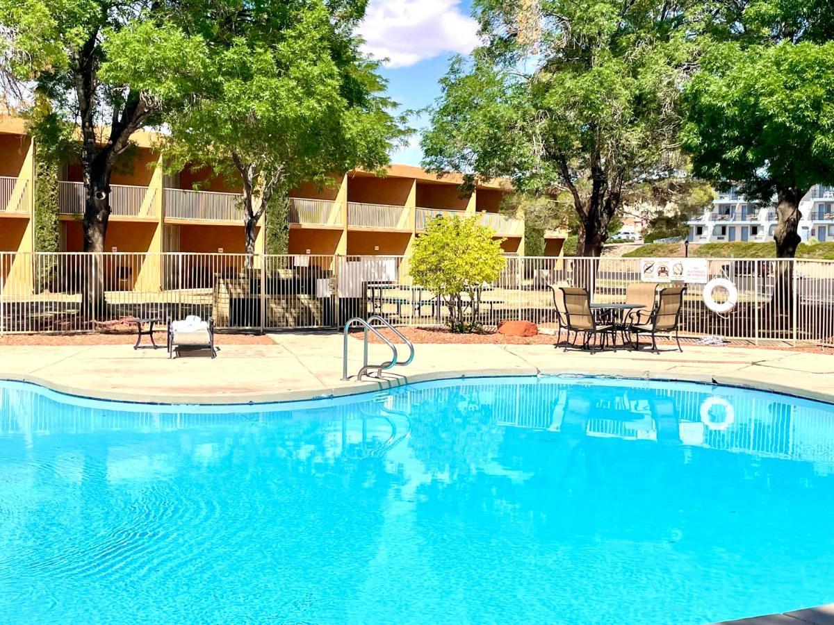Chambre Standard avec 2 Lits Queen-Size et Balcon - Vue sur Piscine - Non-Fumeurs - Animaux Domestiques Non Admis