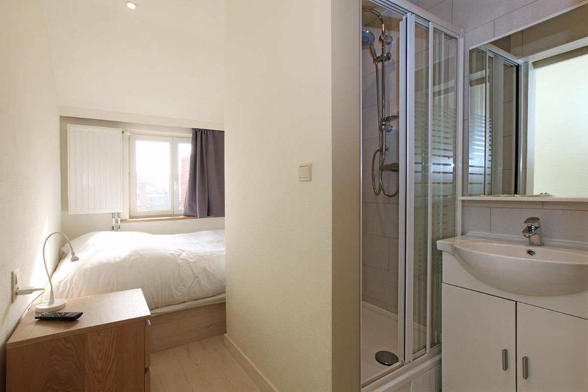 Habitación Triple Básica con baño compartido