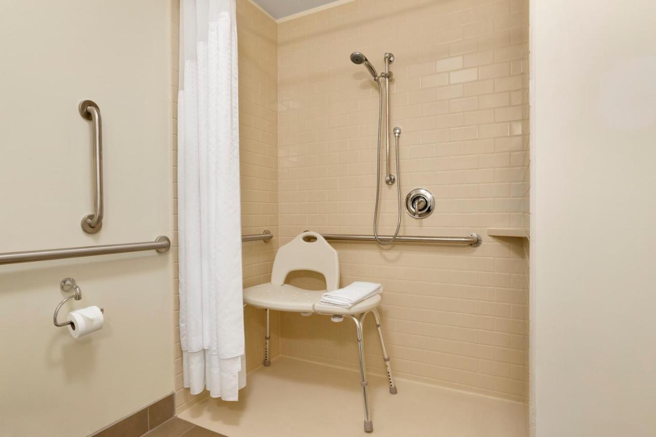 One-Bedroom Queen Suite