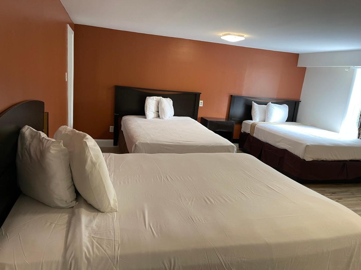 One-Bedroom Suite Three Queen Beds Non-Smoking