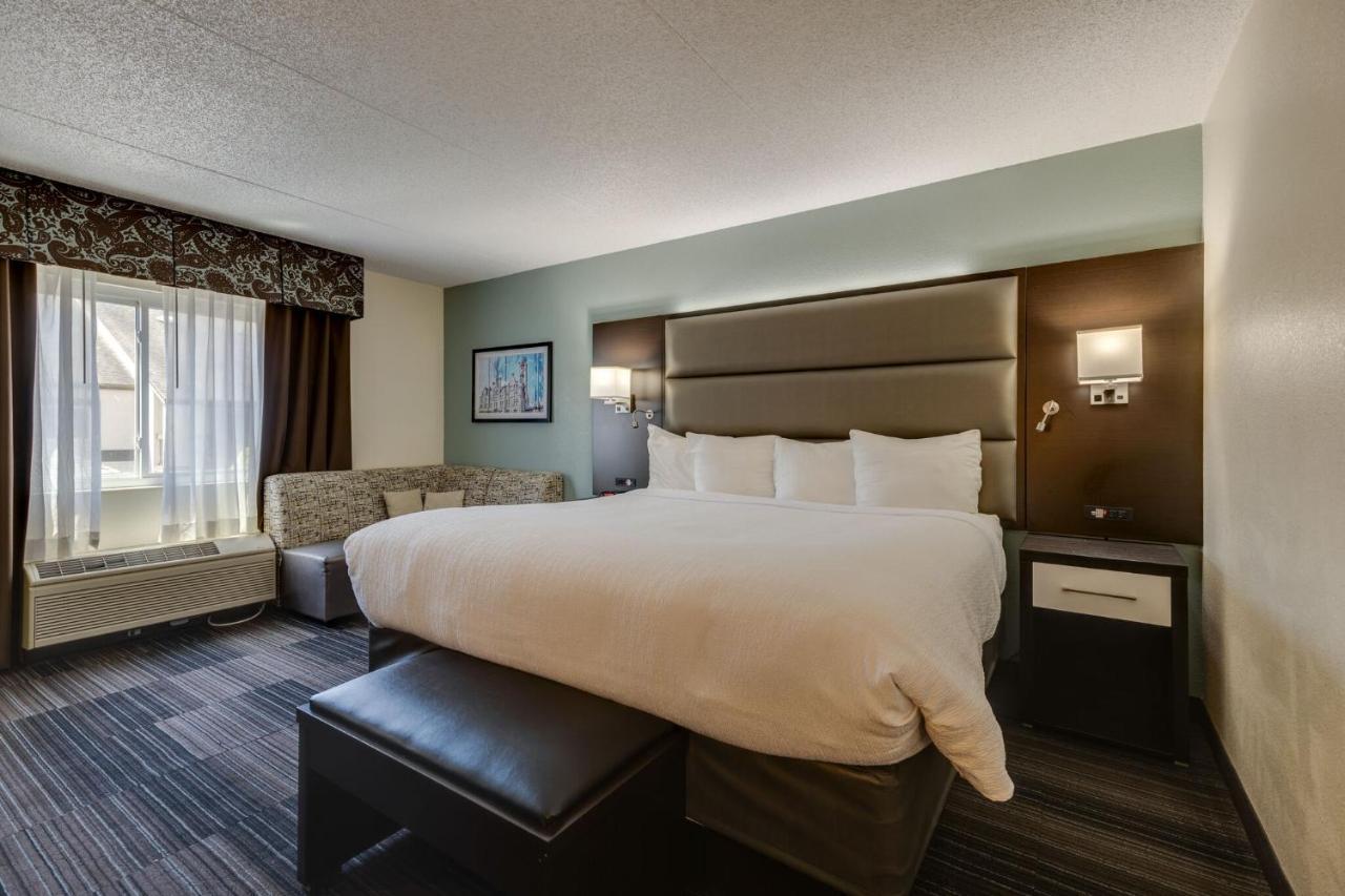 King Room with Balcony/Patio (Complimentary Happy Hour M-Sa),1113085833:JPEG