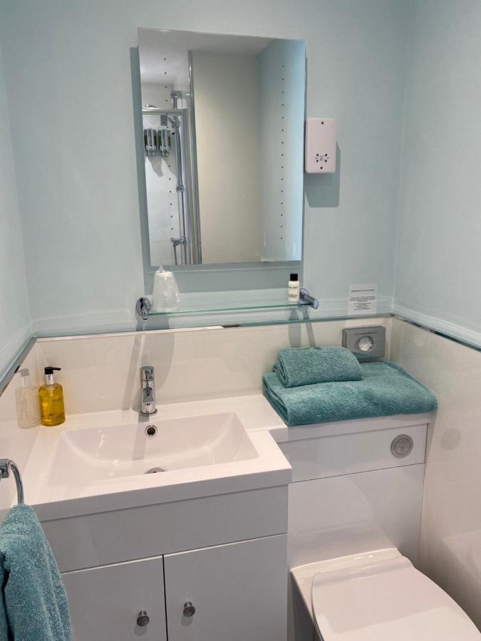 Deluxe Double Room Shower