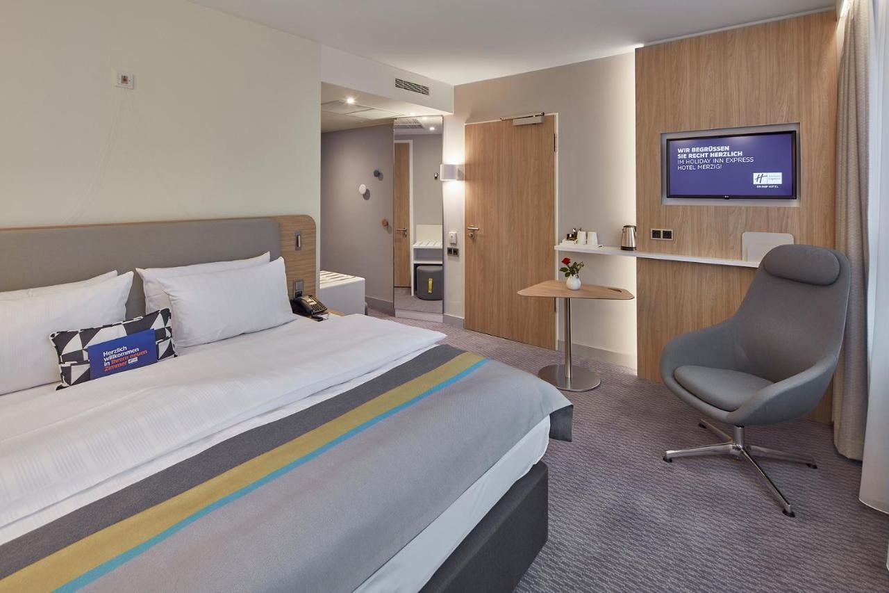 Standard Queen Room Accessible