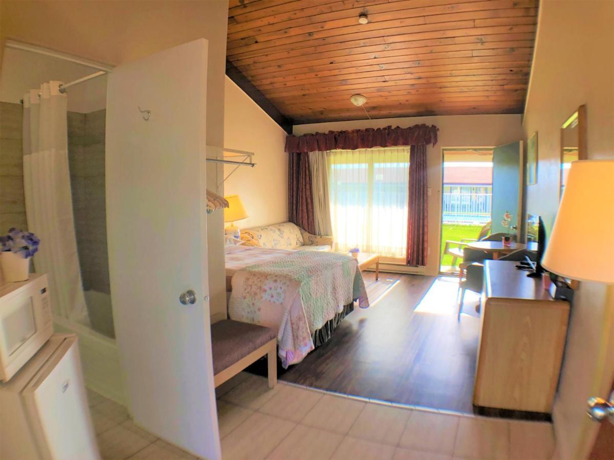 Classic Queen Room Wood Floor