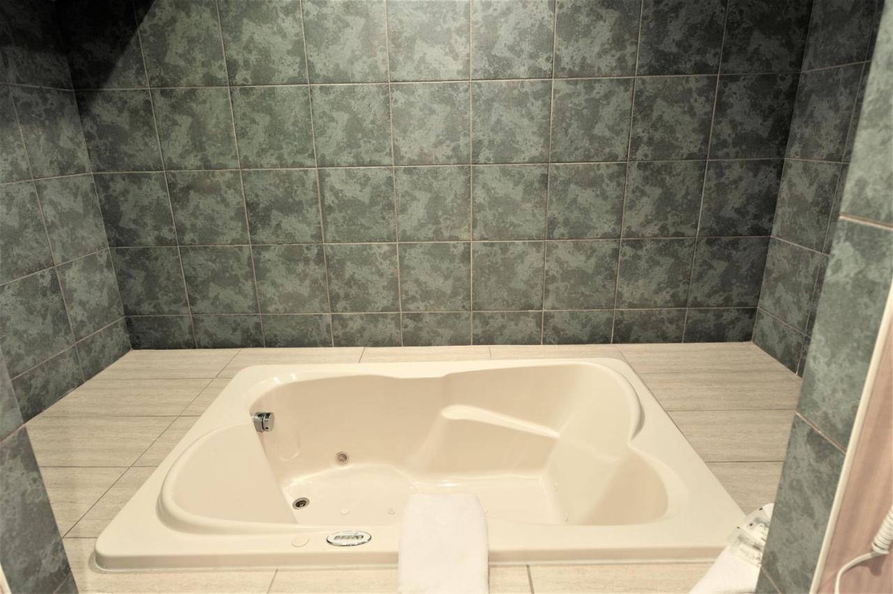 Queen Suite Spa Bath