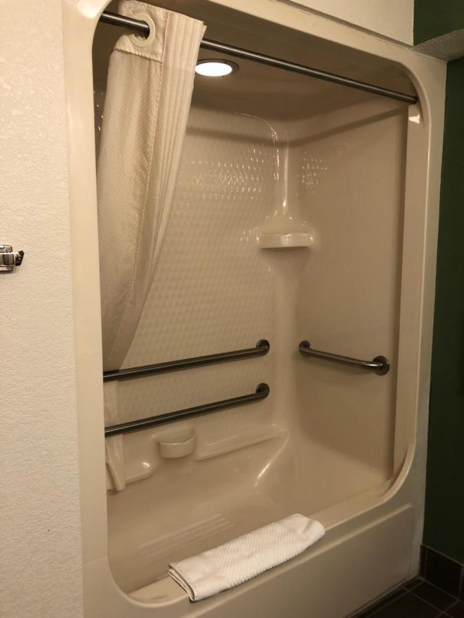 Standard Queen Room with Accessible Tub