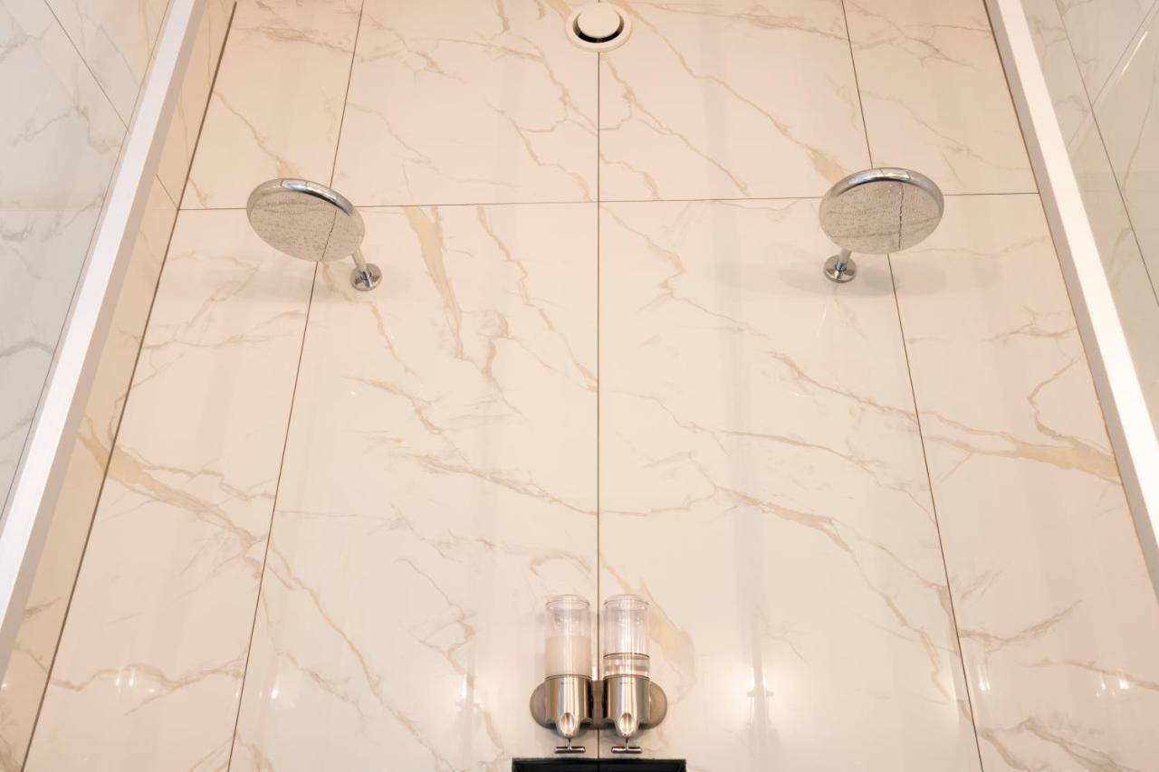 Deluxe Double Room Shower