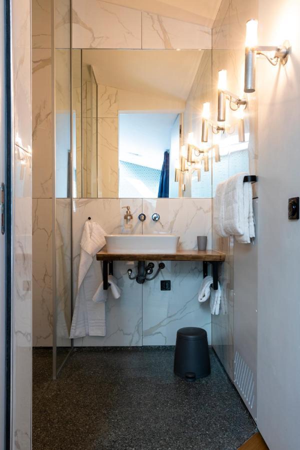 Deluxe Double Room Shower