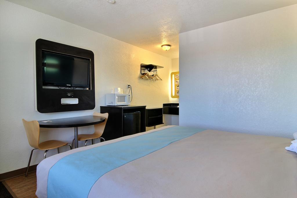 Deluxe King Room - Non-Smoking