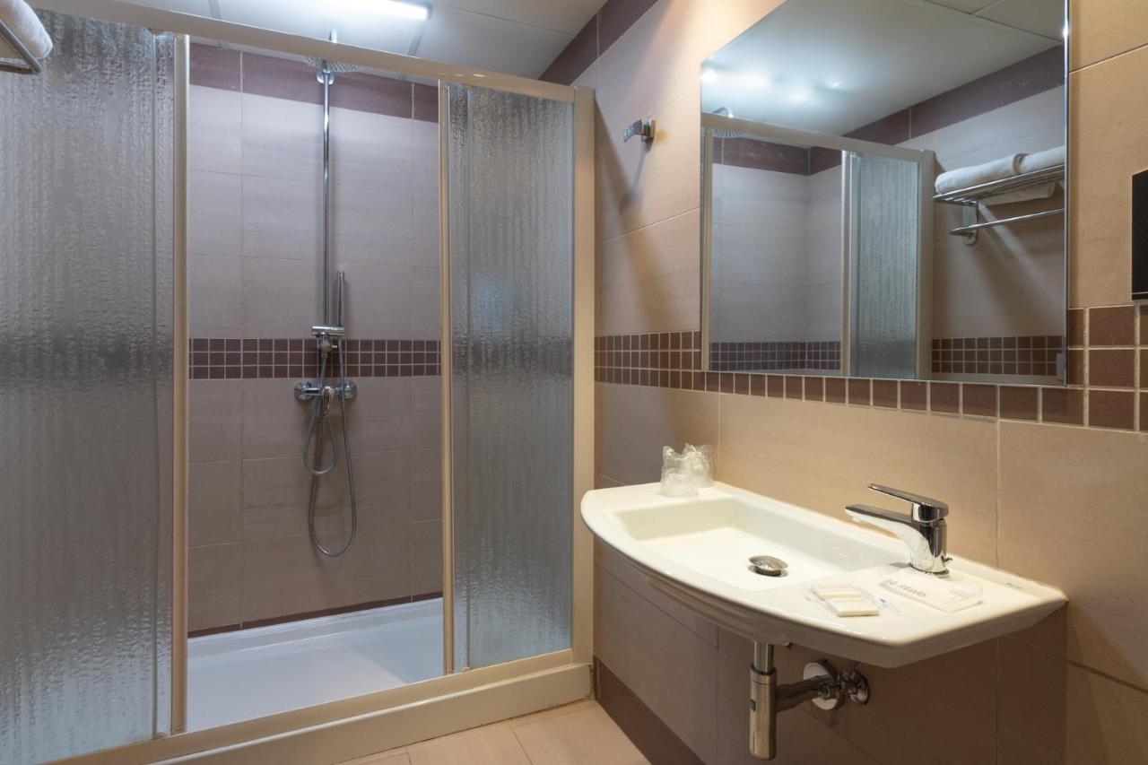 Standard Double or Twin Room,1214673169:JPEG