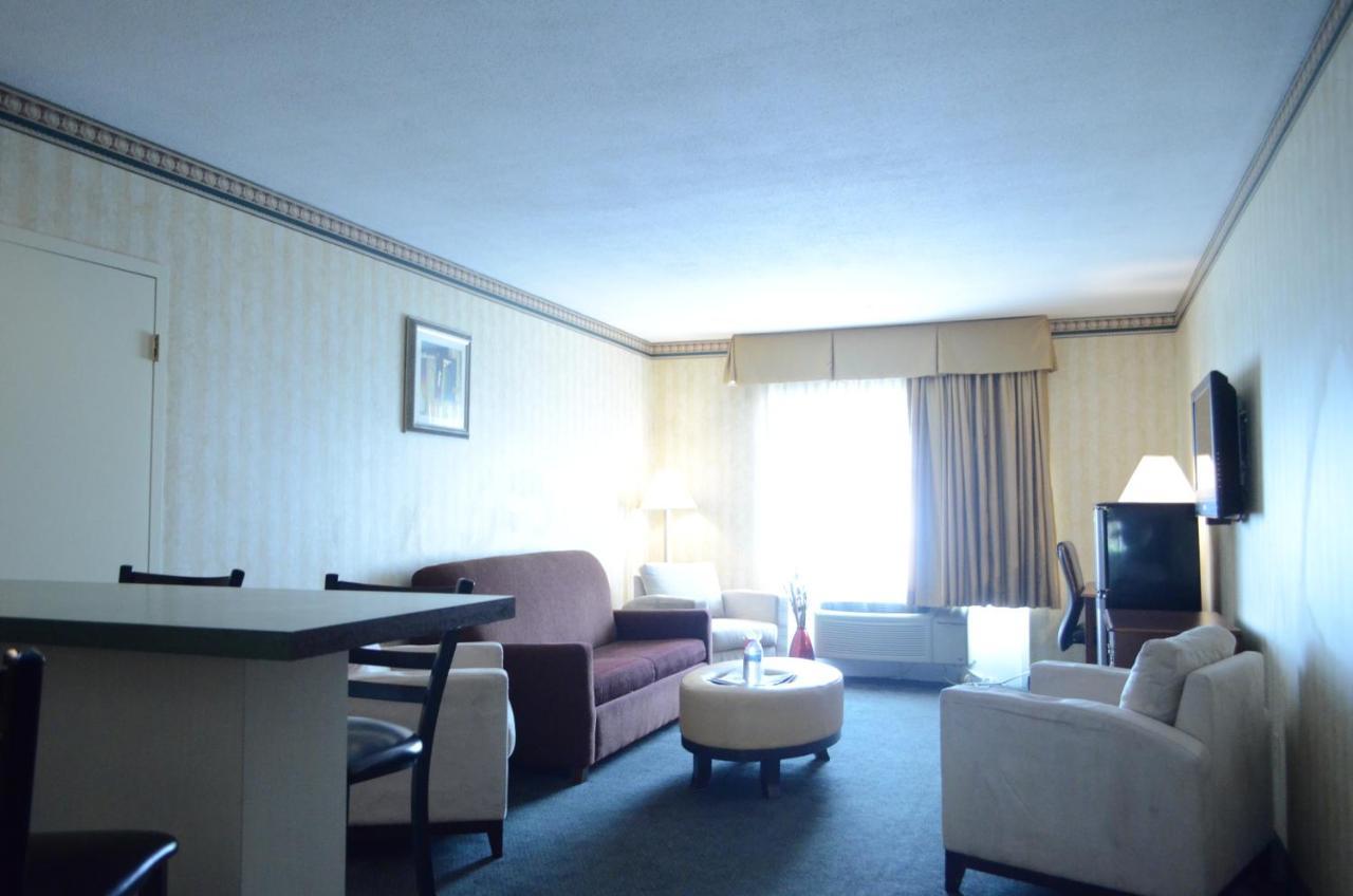 King Suite 2 person Whirlpool In Bath Non Smoking