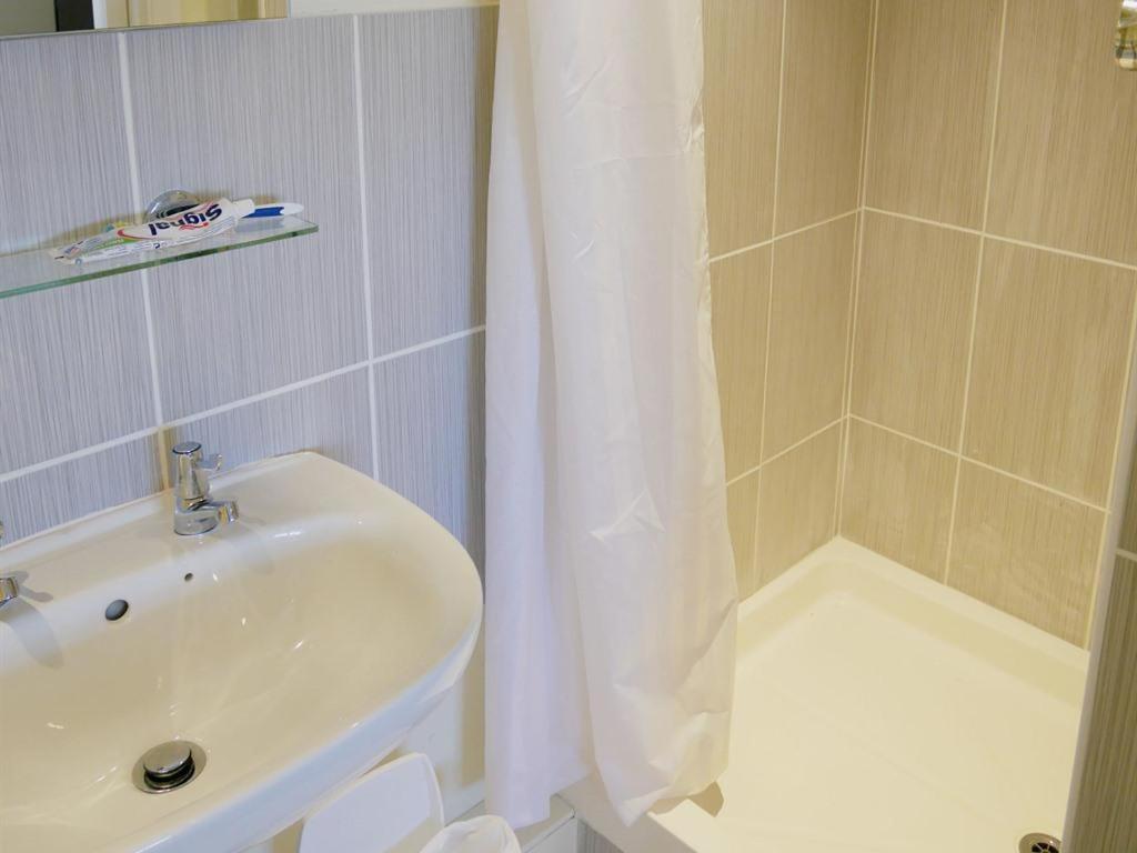 Twin Room with Private Bathroom