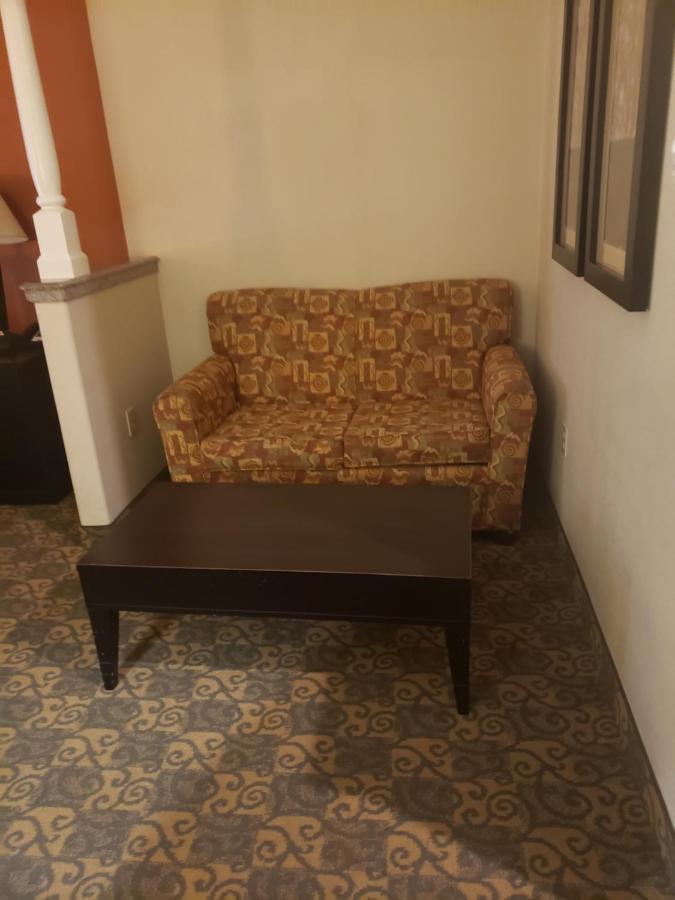King Suite - Non-Smoking