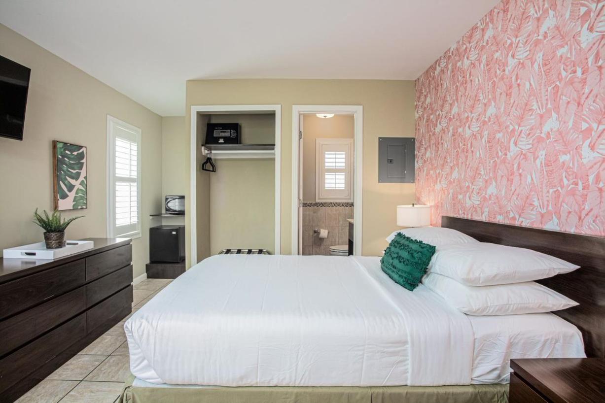 Queen Room,1543911238:JPEG