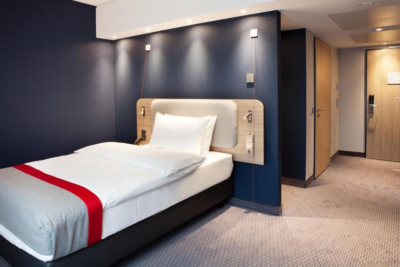 Queen Room Roll Shower
