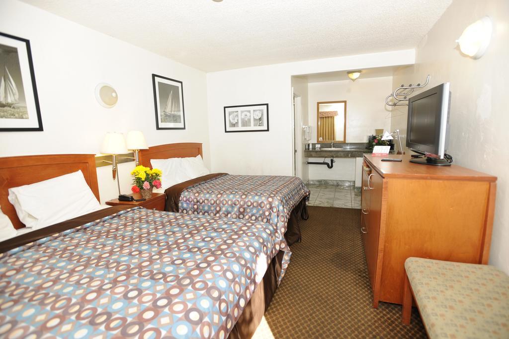 Double Room with Two Double Beds - Smoking