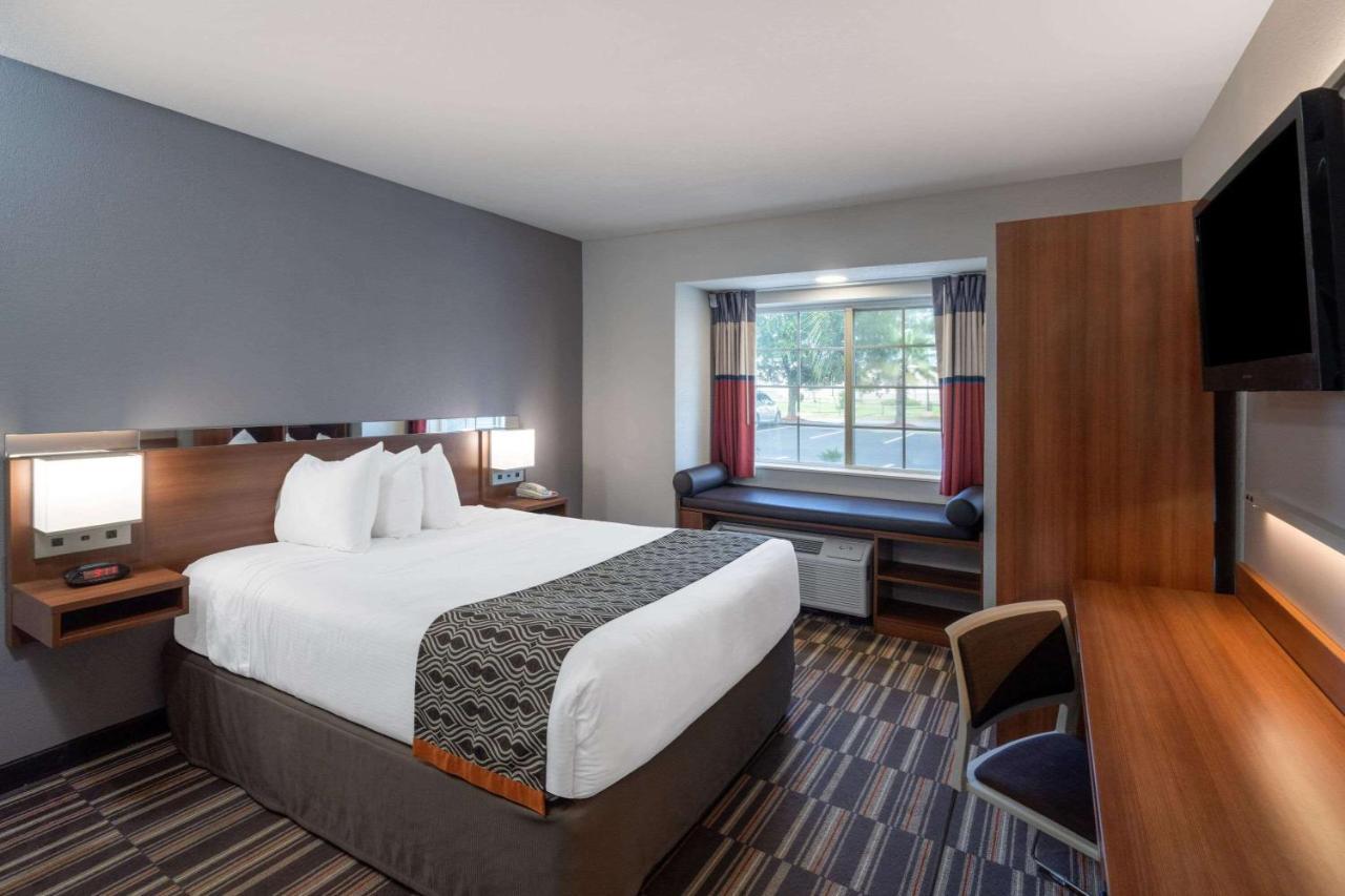Queen Room - Disability Access with Roll In Shower /Non-Smoking