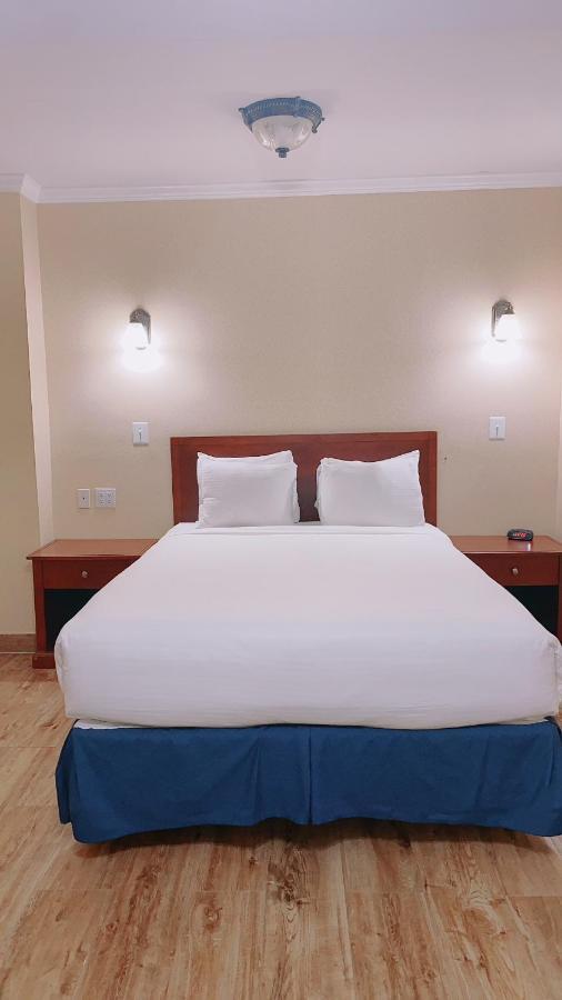 Queen Room,1739370395:JPEG