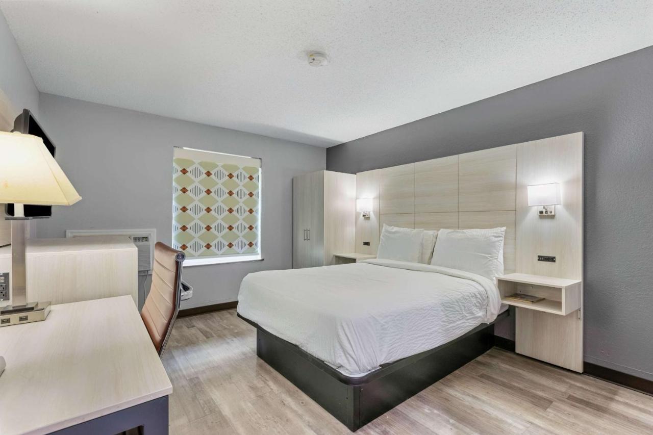 1 Queen Bed, Mobility Accessible Room, Bathtub w/ Grab Bars, Non-Smoking