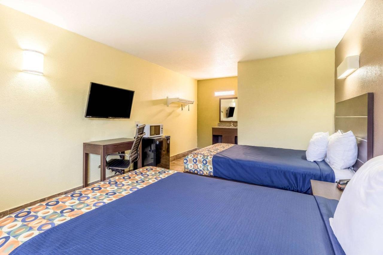 Queen Room Two Queen Beds Smoking