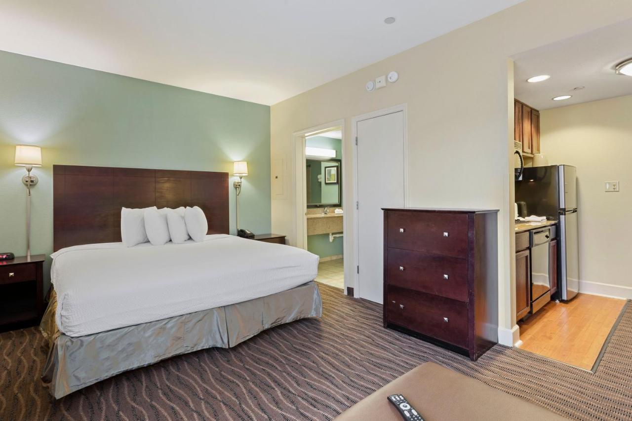 Deluxe Studio 1 King Bed Non-Smoking